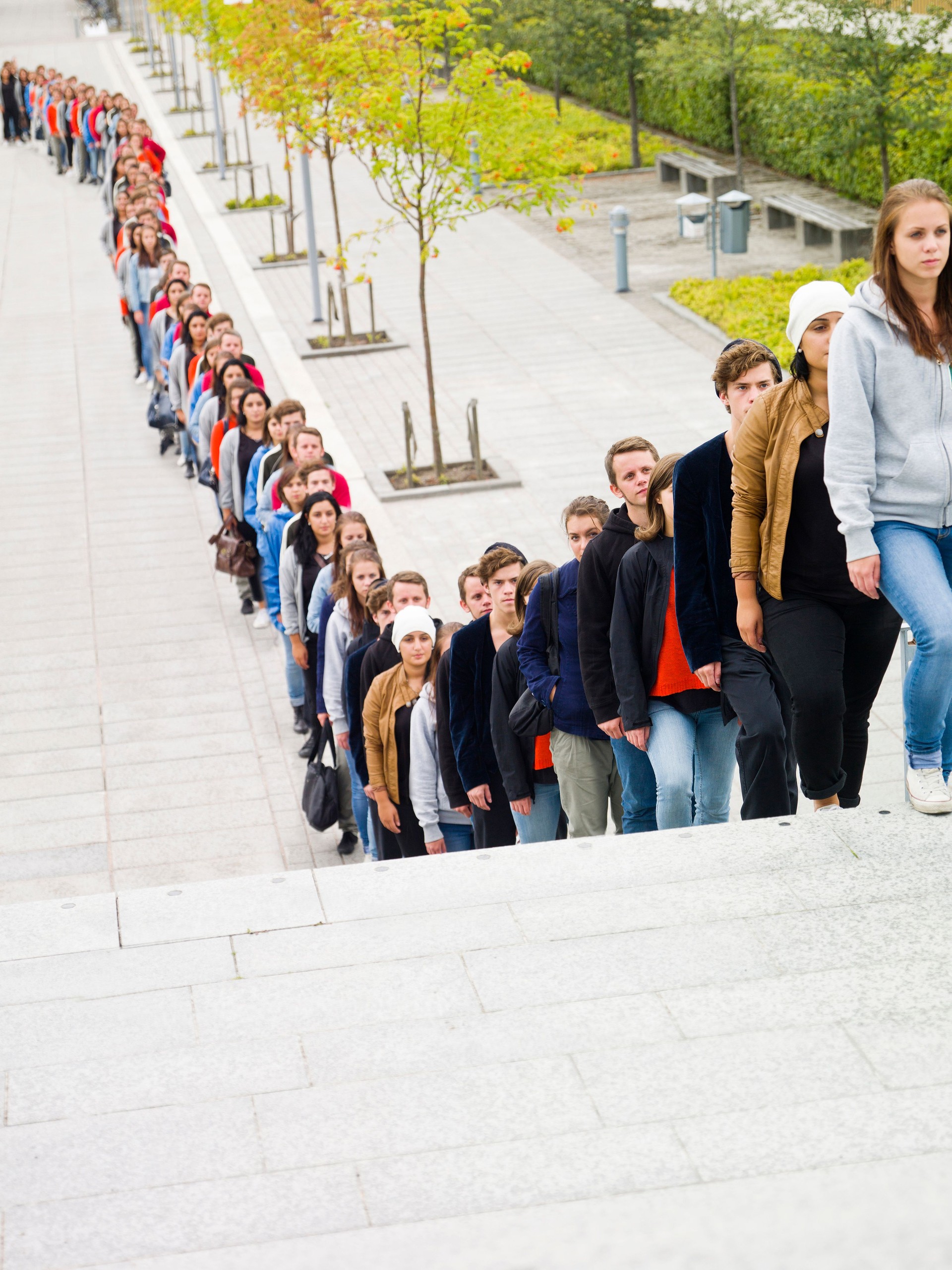 Menschen warten in long line