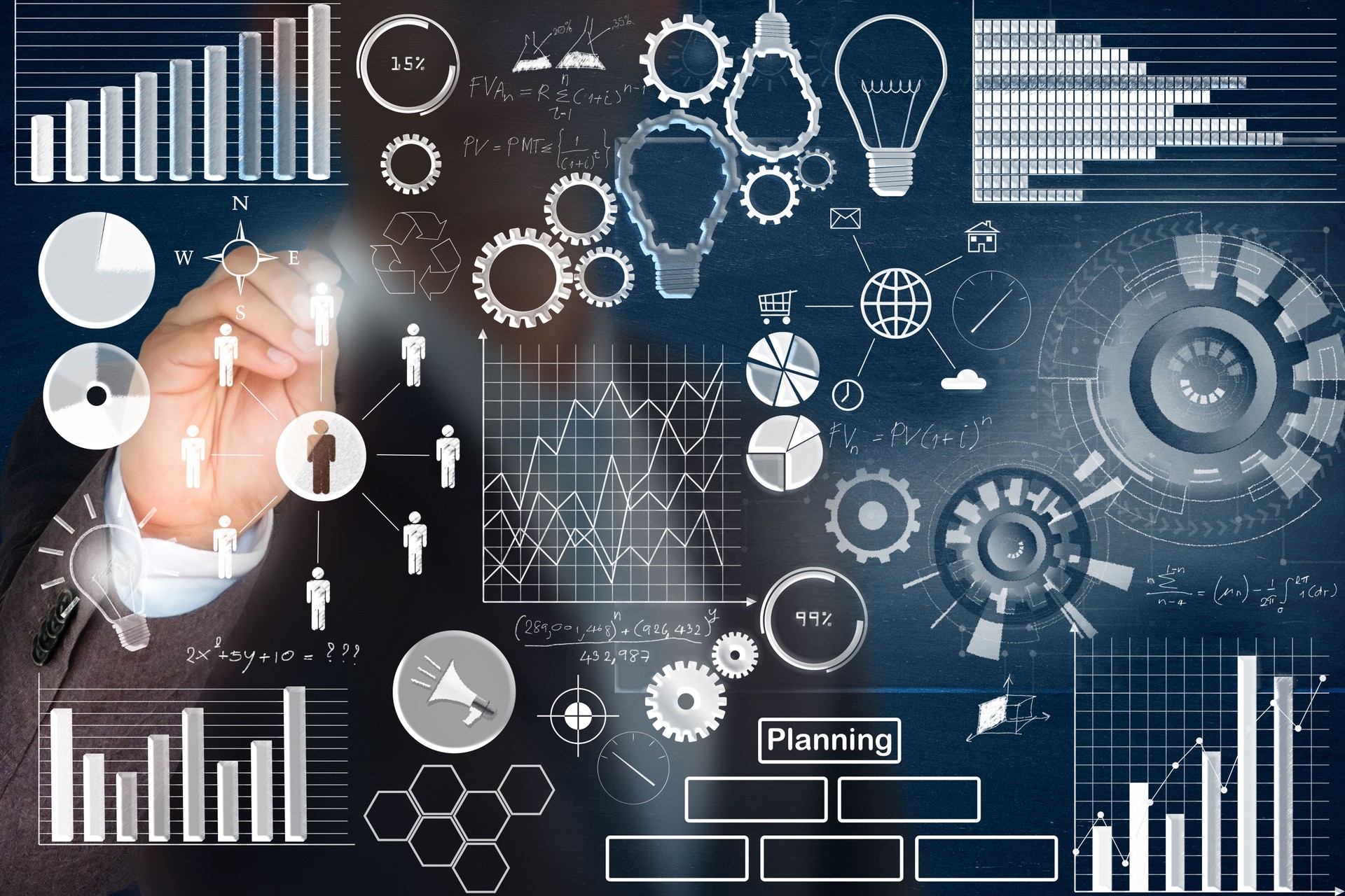kreative Business-Strategie mit Glühbirne als Konzept, Doppelbelichtung mit Technik-Hintergrund.