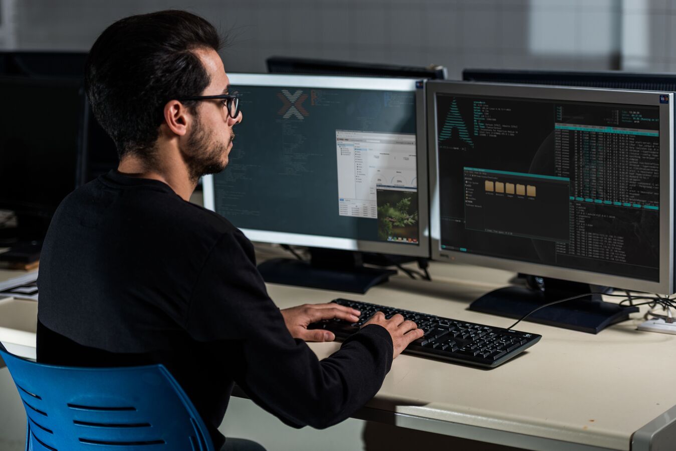 Junger Informatiker entwickelt sich mit seinem Computer